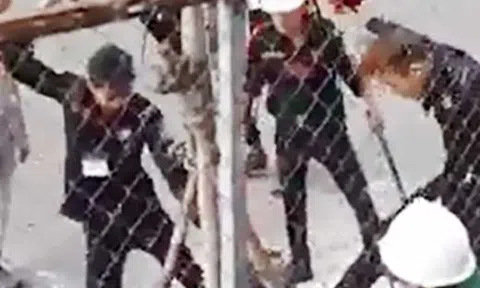 Nhóm bảo vệ đánh hội đồng hai công nhân vì không đội mũ bảo hiểm?